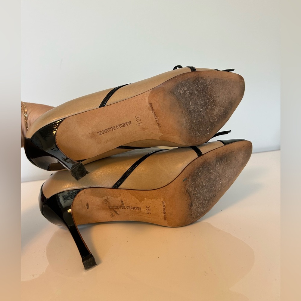 Manolo Blahnik - Beige & Black Patent Leather Pumps – Size 38.5 - Picture 7 of 9